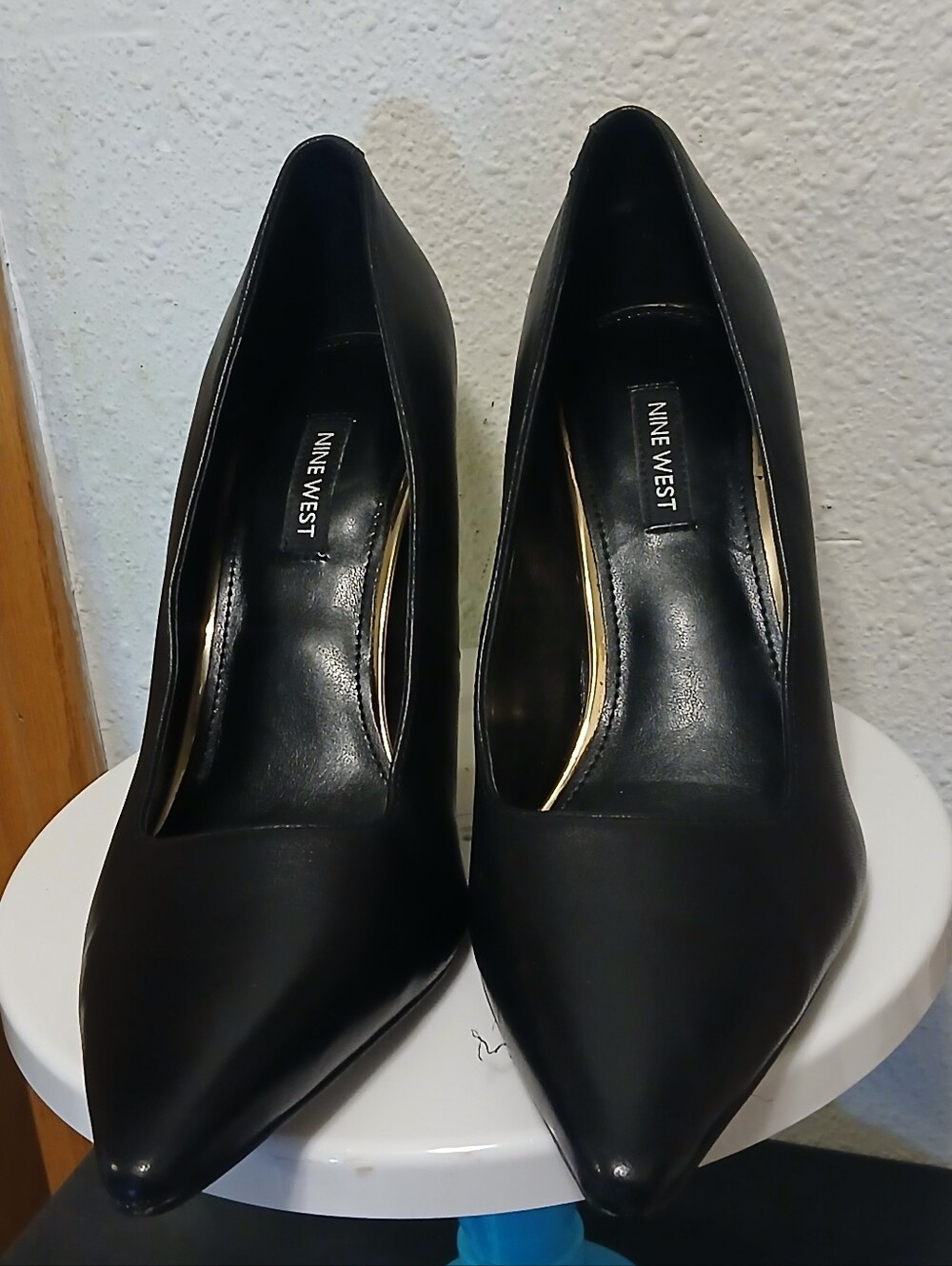 Nine West Black Leather Pointed Toe Stiletto Pumps with Gold Heels (Sz 7.5M)